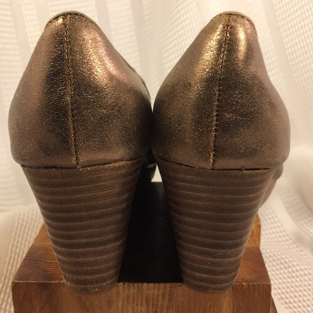 NWOT Fossil metallic leather peep toe 2.5”wedge